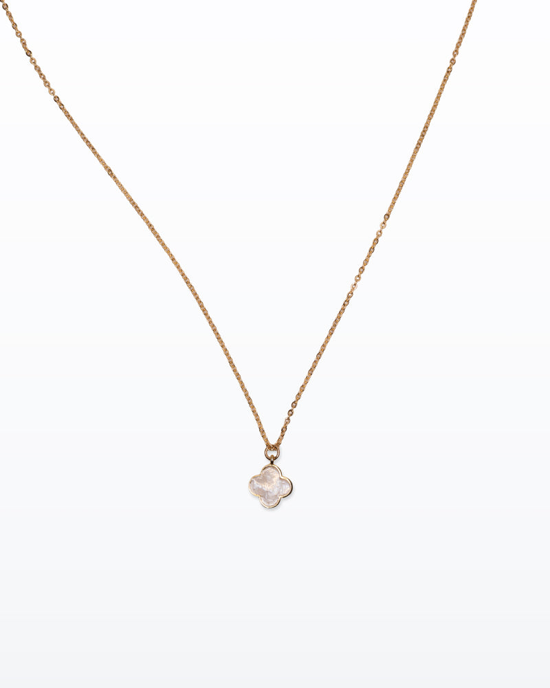 Pearl Blossom – Collana in ottone dorato con fiore madreperla